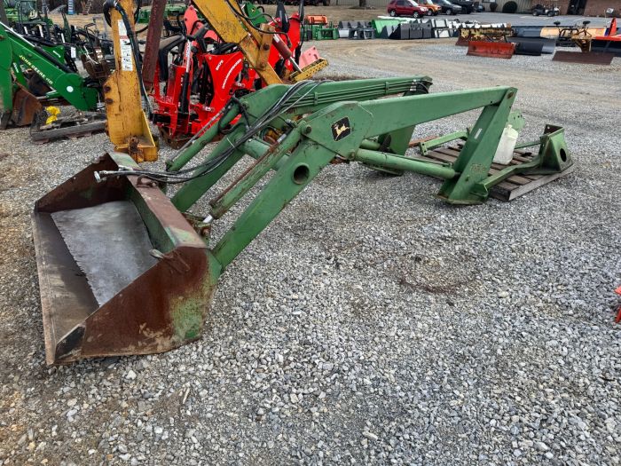 John Deere 158 loader with brackets