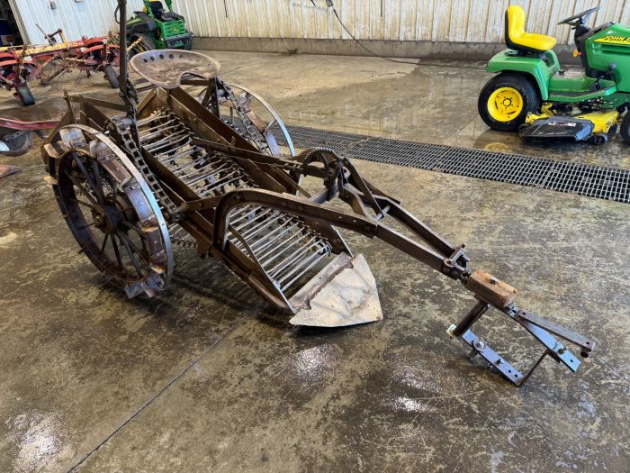 1 row ground driven potato digger