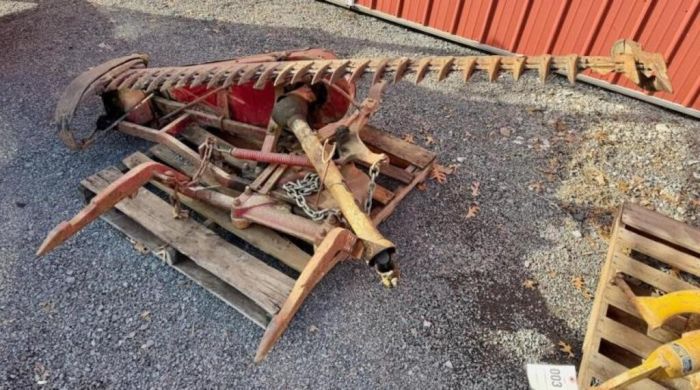 International 7' fast hitch sickle bar mower