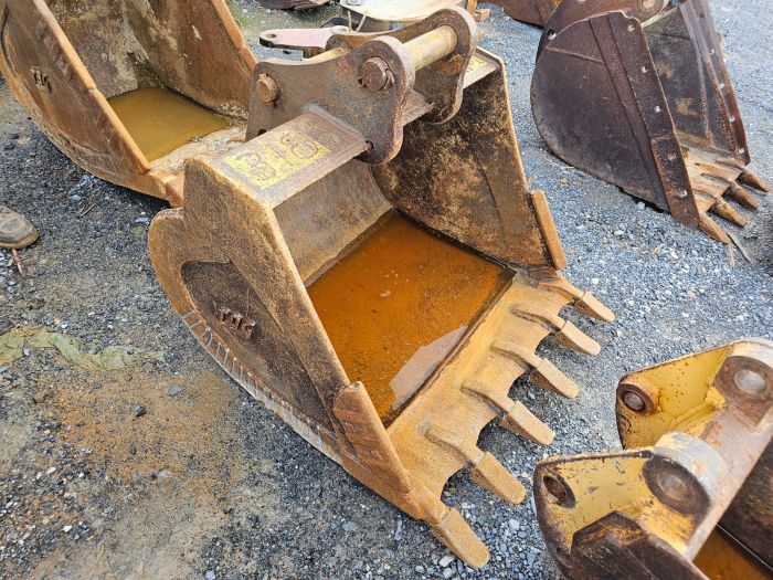 36" TAG bucket off JD 410J