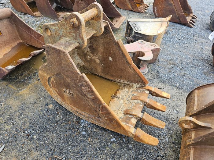 24" TAG bucket off JD 410J