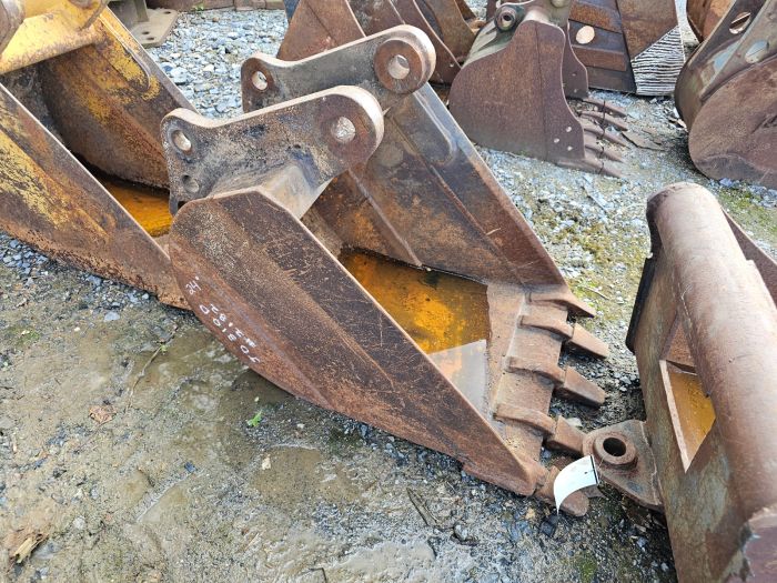 24" backhoe bucket off JD 310D