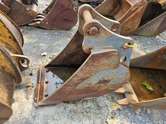 John Deere 18" backhoe ditching bucket