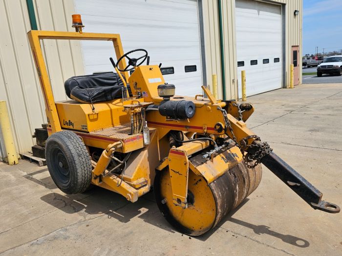 LeeBoy 400 roller