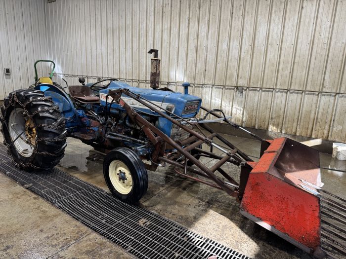 Ford 3000 gas selecto speed with Sauder loader