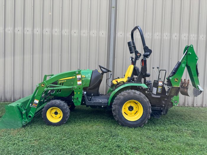 John Deere 2025R 4wd tractor loader backhoe
