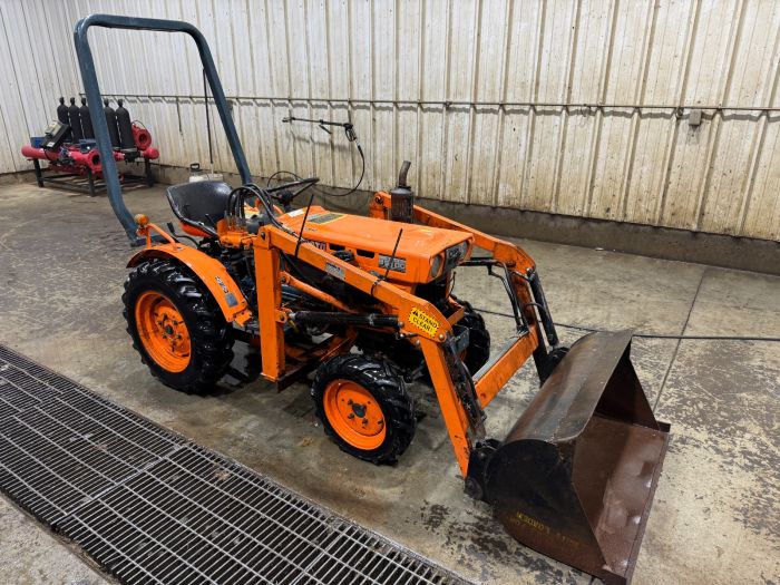 Kubota B5100 4wd with loader