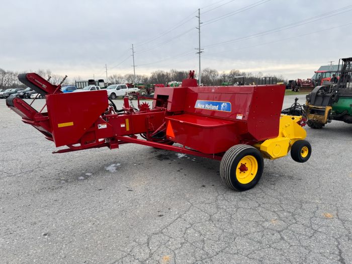 New Holland BC5070 square baler with thrower