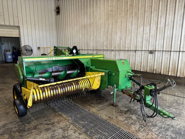 John Deere 347 square baler