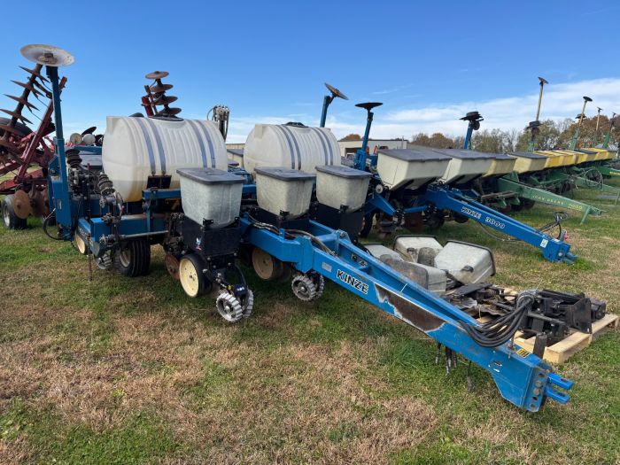 Kinze 2000 4 row planter with 3 interplant pushers