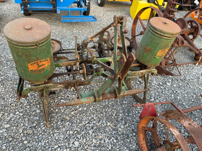 John Deere 2 row 3pt 246 corn planter