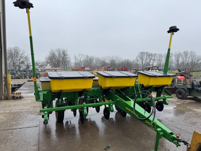 John Deere 7000 6 row Conservation corn planter